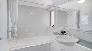 Ensemble douche/baignoire, serviettes fournies
