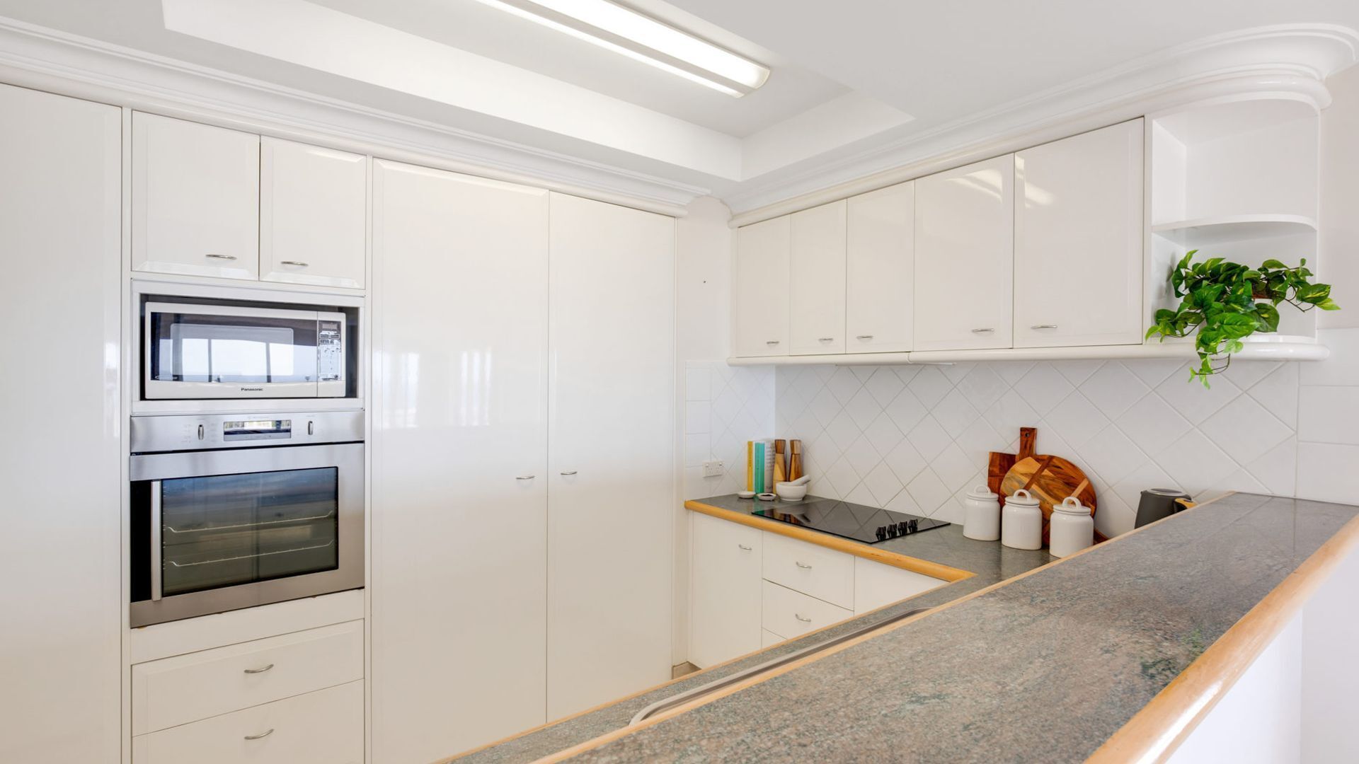 Orion 2 - Beachfront Rainbow Bay Coolangatta - All Linen Supplied - Min. 3 night stays year round! — image 14