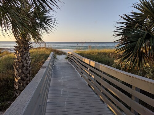 ONE MINUTE WALK TO BEACH FROM CONDO DOOR. 2 bd/1 bath Sleeps 6 ground floor unit