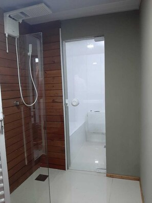 Dusche, Haartrockner, Handtücher