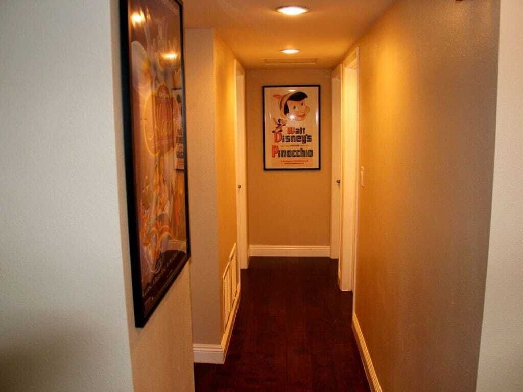 Un corridoio con un quadro di un poster di Disney, Pinocchio.