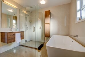 Ensemble douche/baignoire, baignoire à jets, sèche-cheveux, bidet