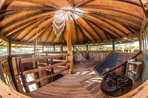 Interior - Octagonal house in demolition wood (OkaMauna) (Imbituba)