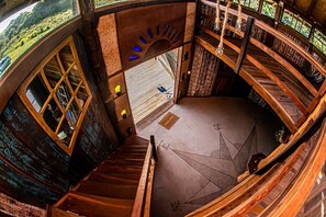 Interior - Octagonal house in demolition wood (OkaMauna) (Imbituba)