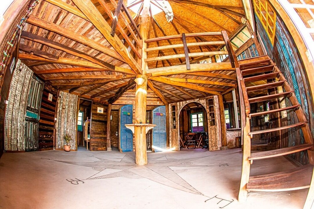 Octagonal house in demolition wood (OkaMauna)