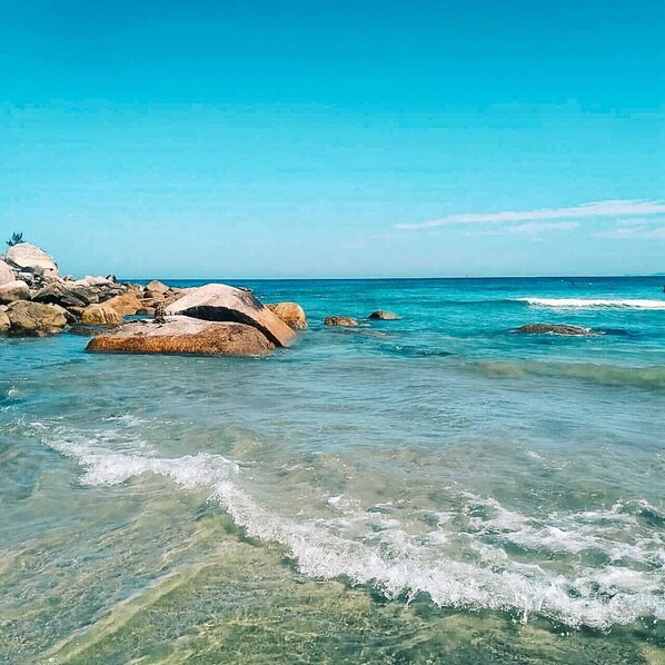Beach nearby, sun loungers - Octagonal house in demolition wood (OkaMauna) (Imbituba)