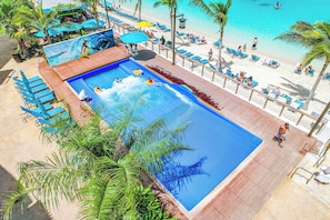 4 piscines a l'aire lliure, cabanes (de pagament) i para-sols