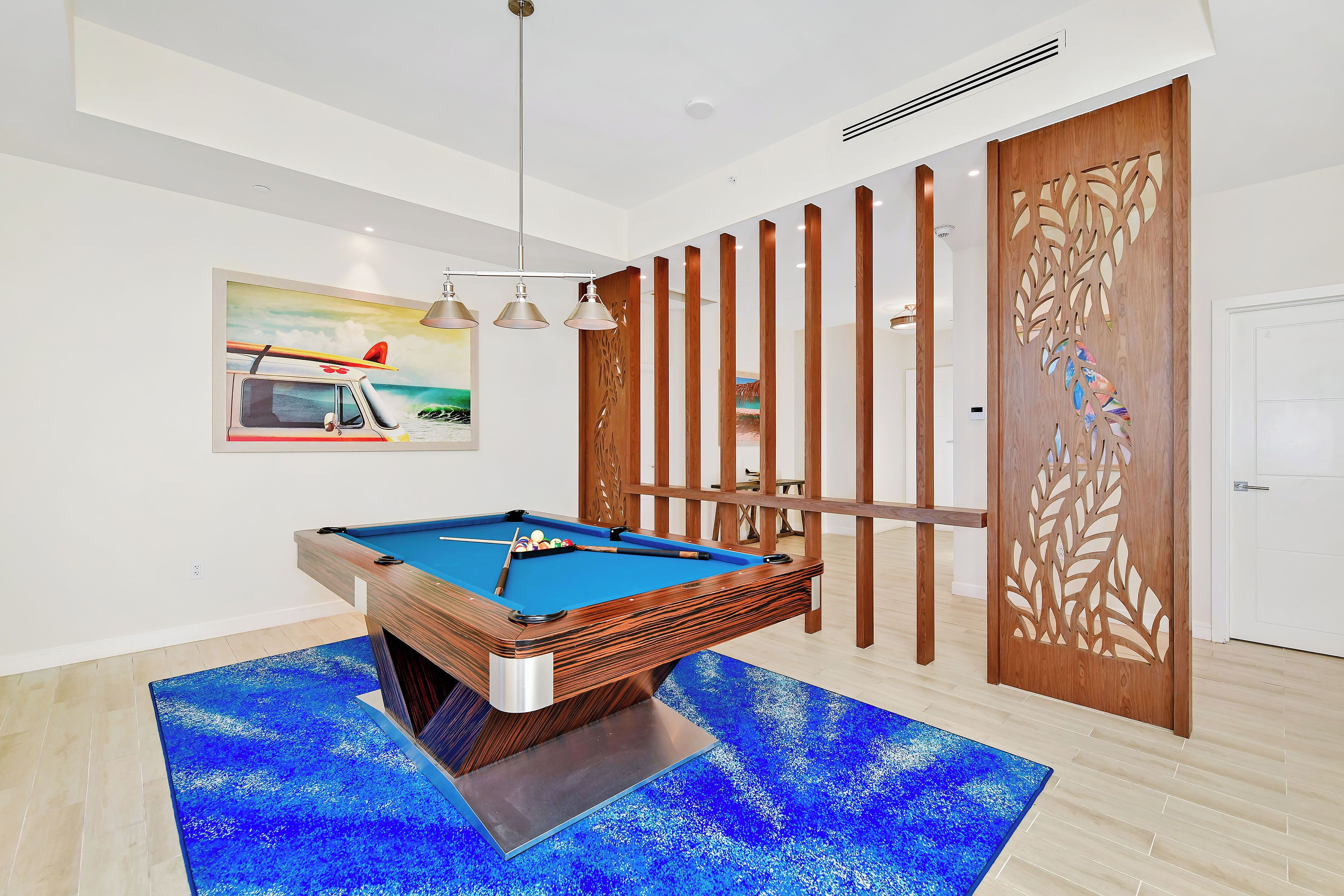 Een 50-inch flatscreentelevisie met kabelzenders, televisie en boeken