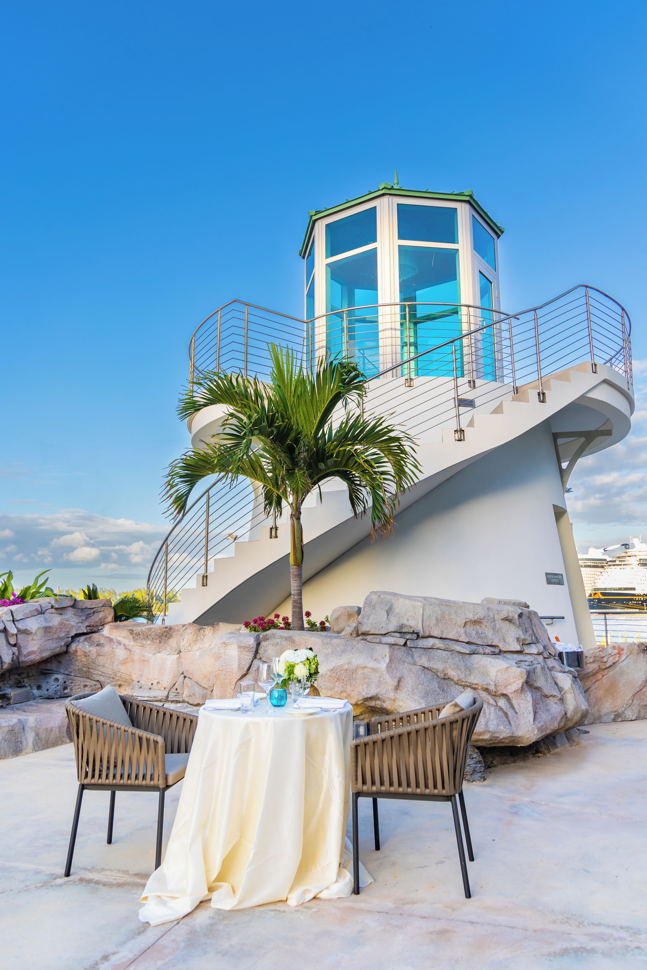 5 restaurants, breakfast, lunch, dinner served; American cuisine 