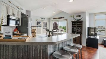 Refrigerador, microondas, horno y parrilla de estufa