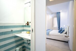 Regadera, secadora de cabello, bidet, toallas