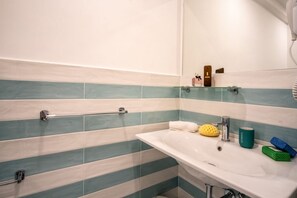 Doccia, asciugacapelli, bidet, asciugamani