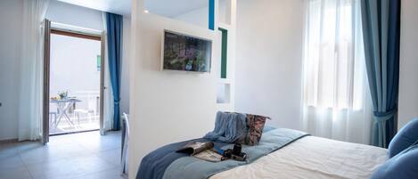 1 soveværelse, pengeskab på værelset, strygejern/strygebræt