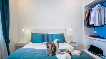 2 chambres, coffres-forts dans les chambres, fer et planche à repasser