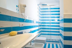 Dusche, Haartrockner, Bidet, Handtücher