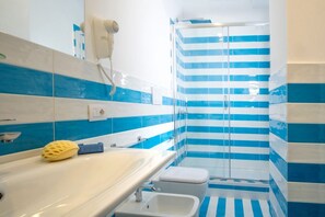 Shower, hair dryer, bidet, towels - Family Apartment in Sorrento Centre (Sorrento)