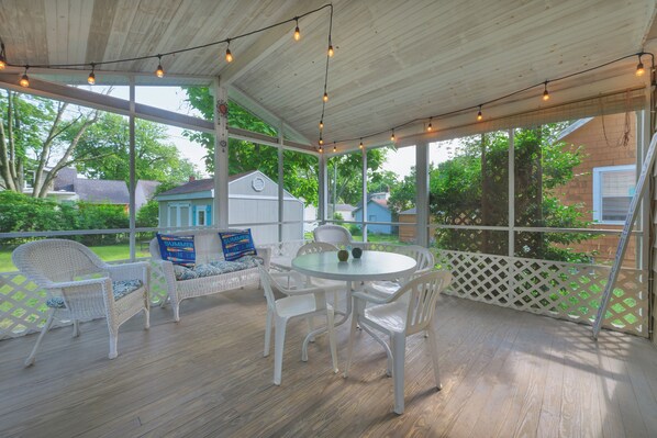 Outdoor dining - Flip Flop Cottage - Cute and comfortable cottage located just three blocks from Lake Michigan! (South Haven)