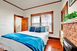 2 makuuhuonetta, silitysrauta/-lauta, ilmainen Wi-Fi, vuodevaatteet