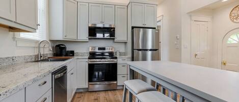 Kjøleskap, mikrobølgeovn, ovn og kokeplater