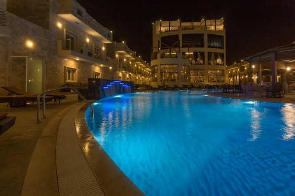 Piscine couverte, piscine extérieure