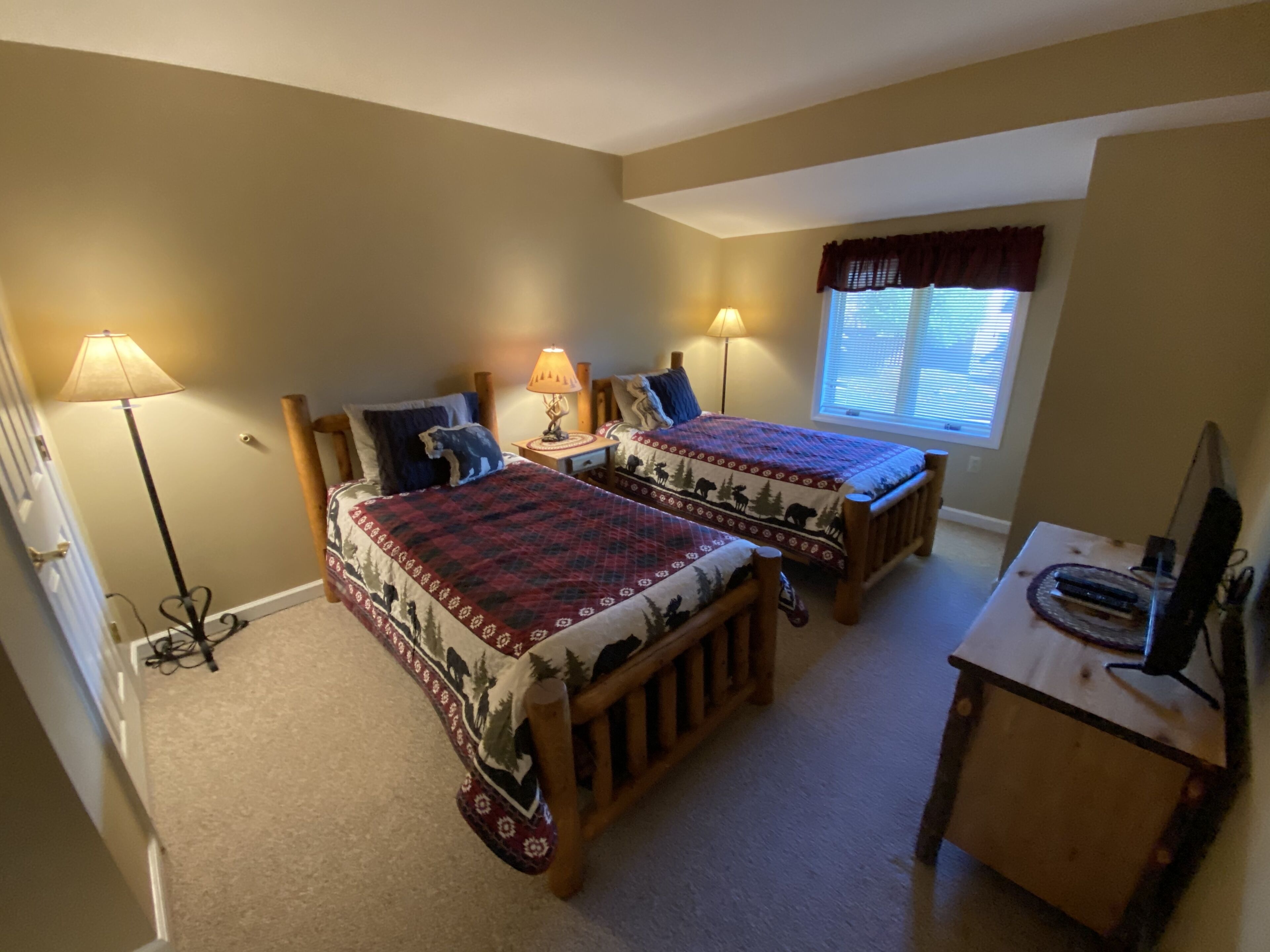 Beautiful Townhome 5 min walk to Lake Placid Village #200471