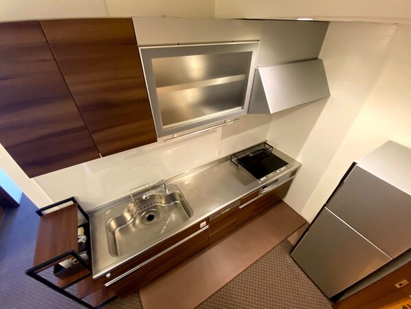 冷蔵庫、電子レンジ、コンロ、調理器具と食器