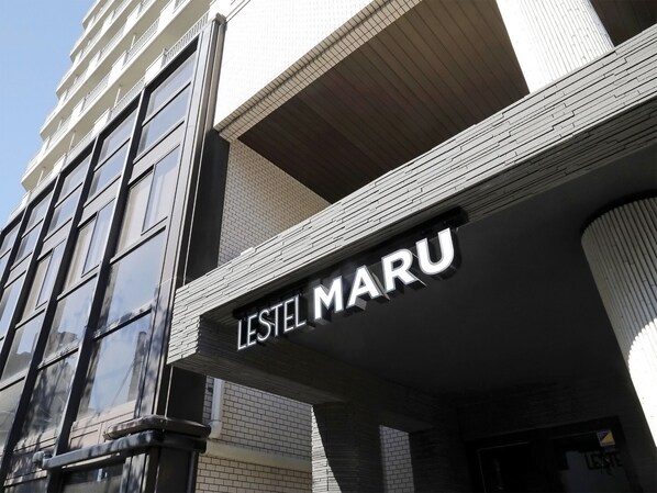 A building with a sign reading "LESTEL MARU".