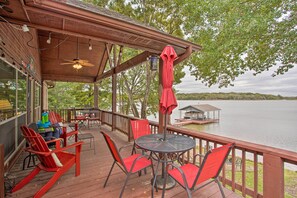 Outdoor dining - Private Dock & Fire Pit: Cedar Creek Lake Home (Eustace)