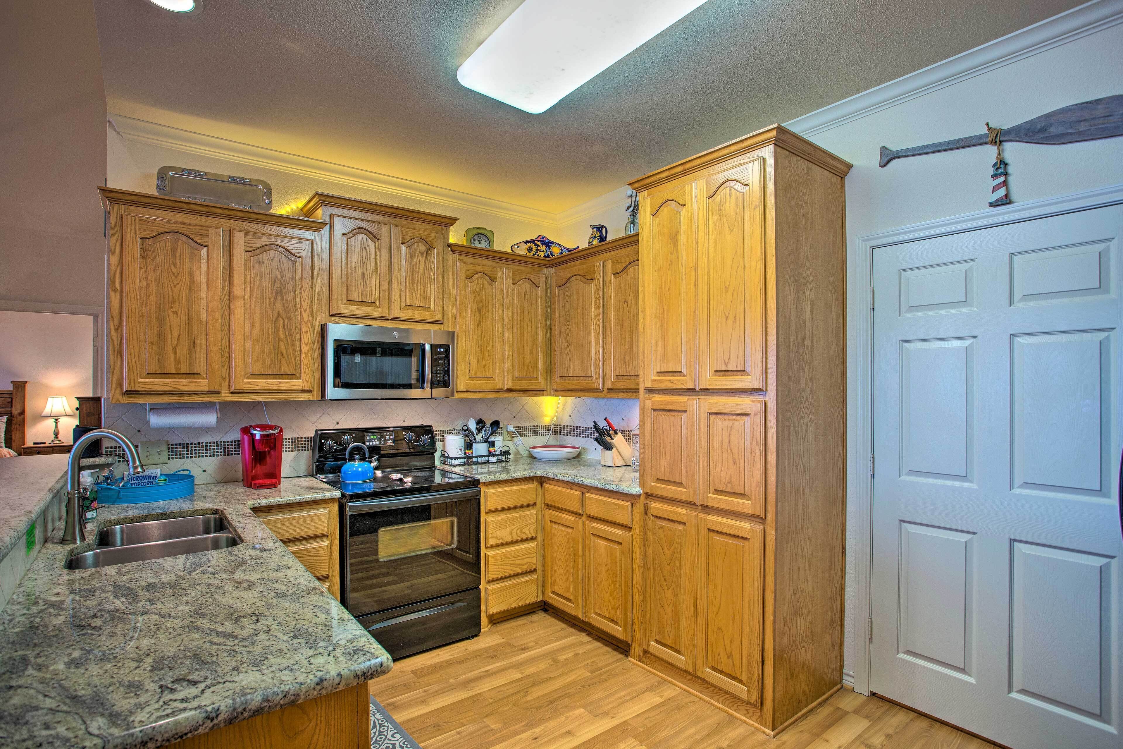 Cedar Creek Lake Home Base: Dock & Fire Pit!