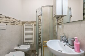 Regadera, secadora de cabello, bidet 