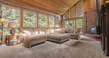 Cozy Cabin 5.5 Bedrooms, Forest/Mountain View 3 Decks 2 Masters Hot Tub 4200sqft
