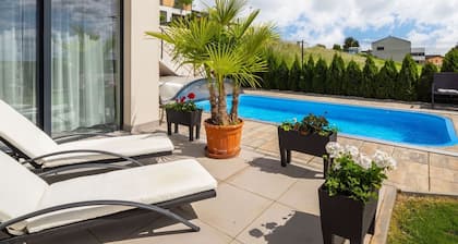 Belle maison de vacances avec piscine, WIFI, TV, balcon, vue panoramique et parking