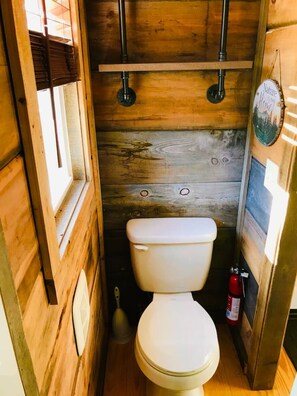 تجهيزات دش، مجففات شعر، مناشف، ورق حمّام