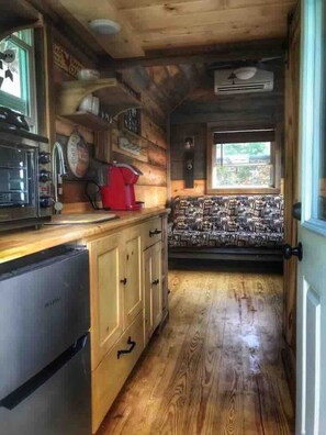 Interior - Cozy, absolutely secluded Mountain Cabin,Pet Friendly,spectacular Views,hiking (Newport)