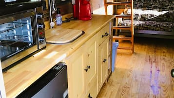 Refrigerador, horno, cafetera y tetera y utensilios de cocina