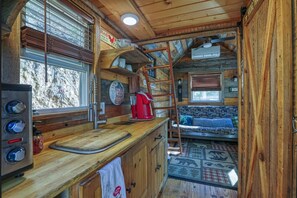 Interior - Cozy, absolutely secluded Mountain Cabin,Pet Friendly,spectacular Views,hiking (Newport)