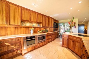 Fridge, microwave, oven, stovetop - WEK 32B Remodeled Wailea Getaway w AC Pool (Kihei)