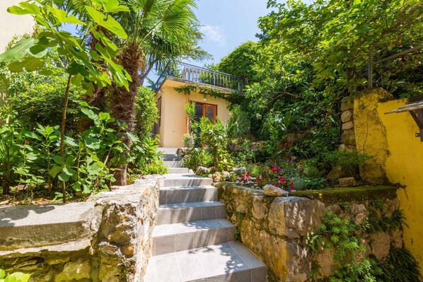 Property grounds - Holiday home mit Klimaanlage und Terrasse (Crikvenica)