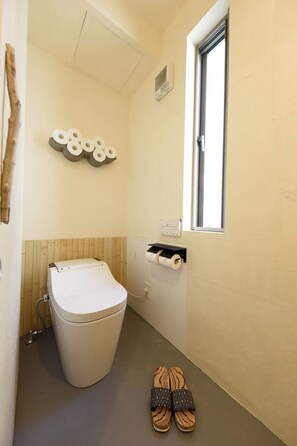 Gratis toiletartikelen, een haardroger, pantoffels, handdoeken