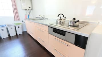 Jääkaappi, mikroaaltouuni, liesi, keittoastiat/astiat/ruokailuvälineet