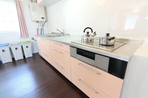 Kjøleskap, mikrobølgeovn, kokeplater og kjøkkenutstyr