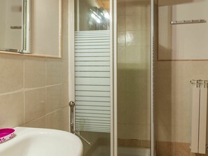 Bathroom - Beautiful apartment for 9 people with WIFI, pool, TV and pets allowed (Corchiano)