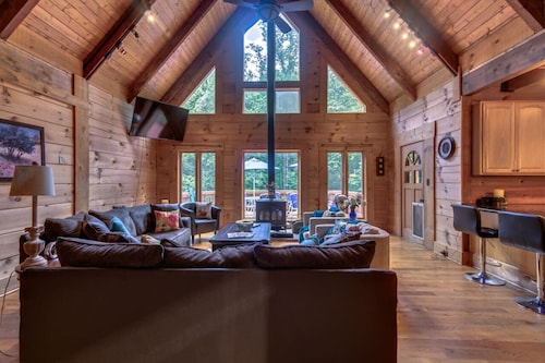 Spacious Log Villa 6700sf Hot tub-wine country-19ac