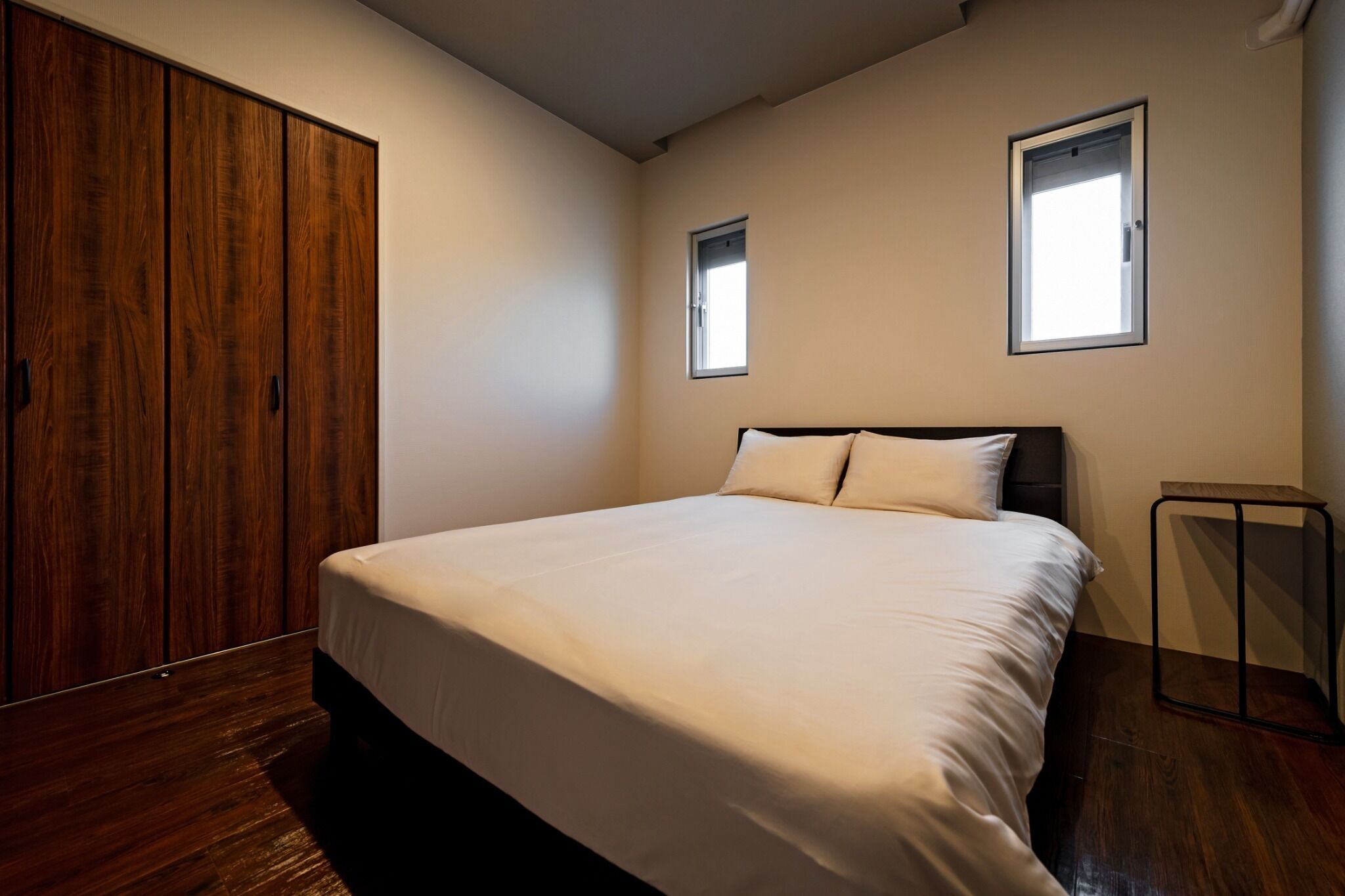 3 bedrooms, desk, WiFi (free), bed sheets
