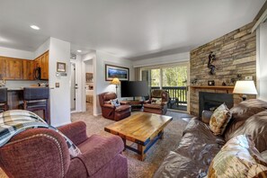 Fernseher, Kamin, DVD-Player