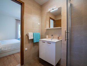 Shower, towels - Apartments Njirić - Comfort Studio with Balcony Sea View - No.4 (Zaton)
