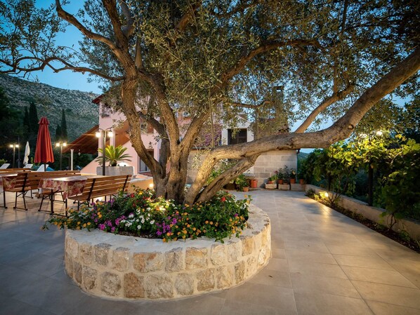 Outdoor dining - Apartments Njirić - Comfort Studio with Balcony Sea View - No.4 (Zaton)