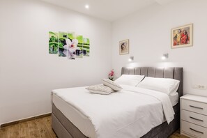 Iron/ironing board, free WiFi, bed sheets