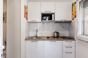 Fridge, microwave, stovetop, cookware/dishes/utensils