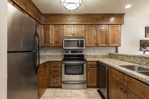 Fridge, microwave, stovetop, dishwasher